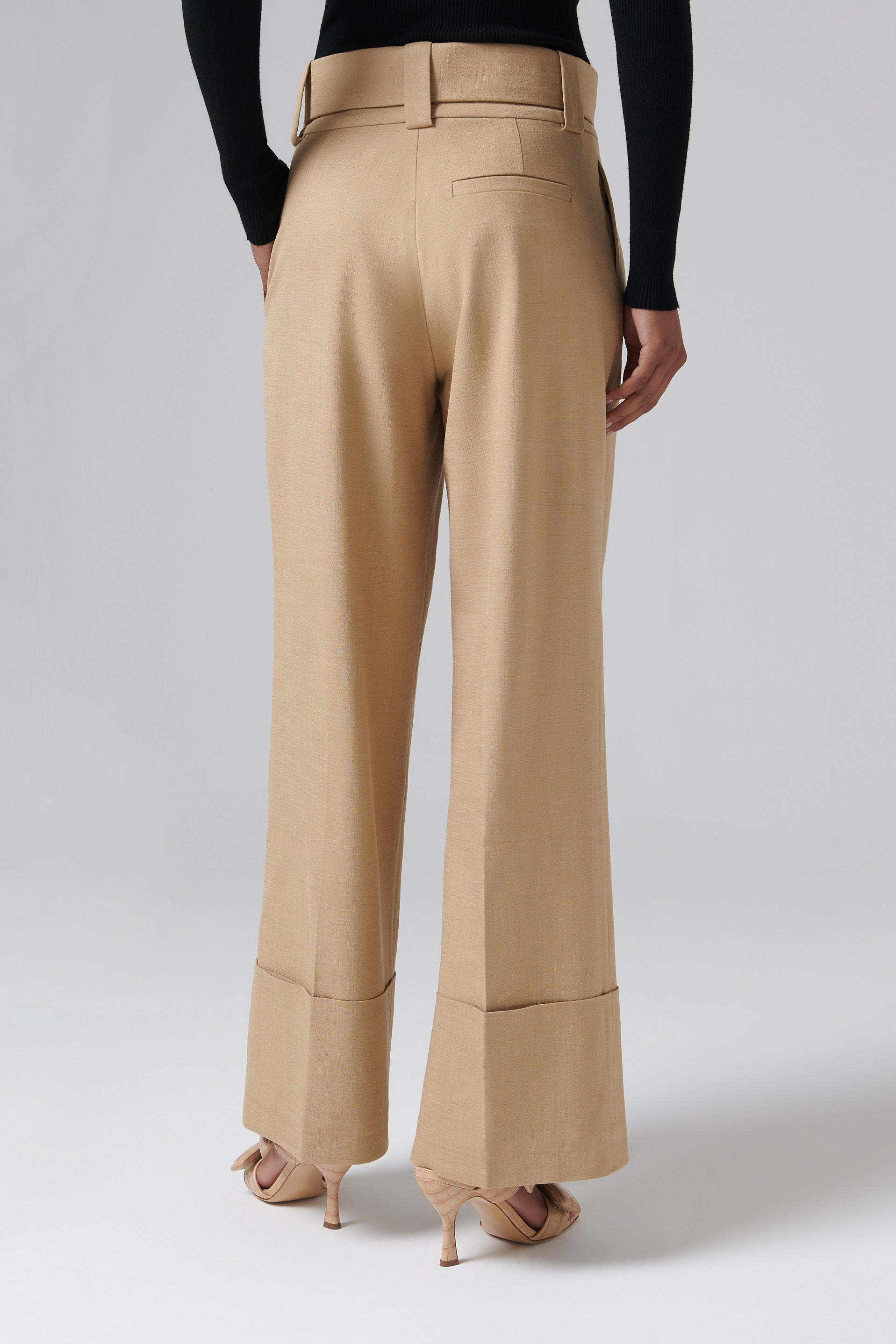 パンツ Aeron Trudi - Wide Cuffed Suiting Pants Aeron Beige Trudi Wide-Leg Pants - Fabric of Society
