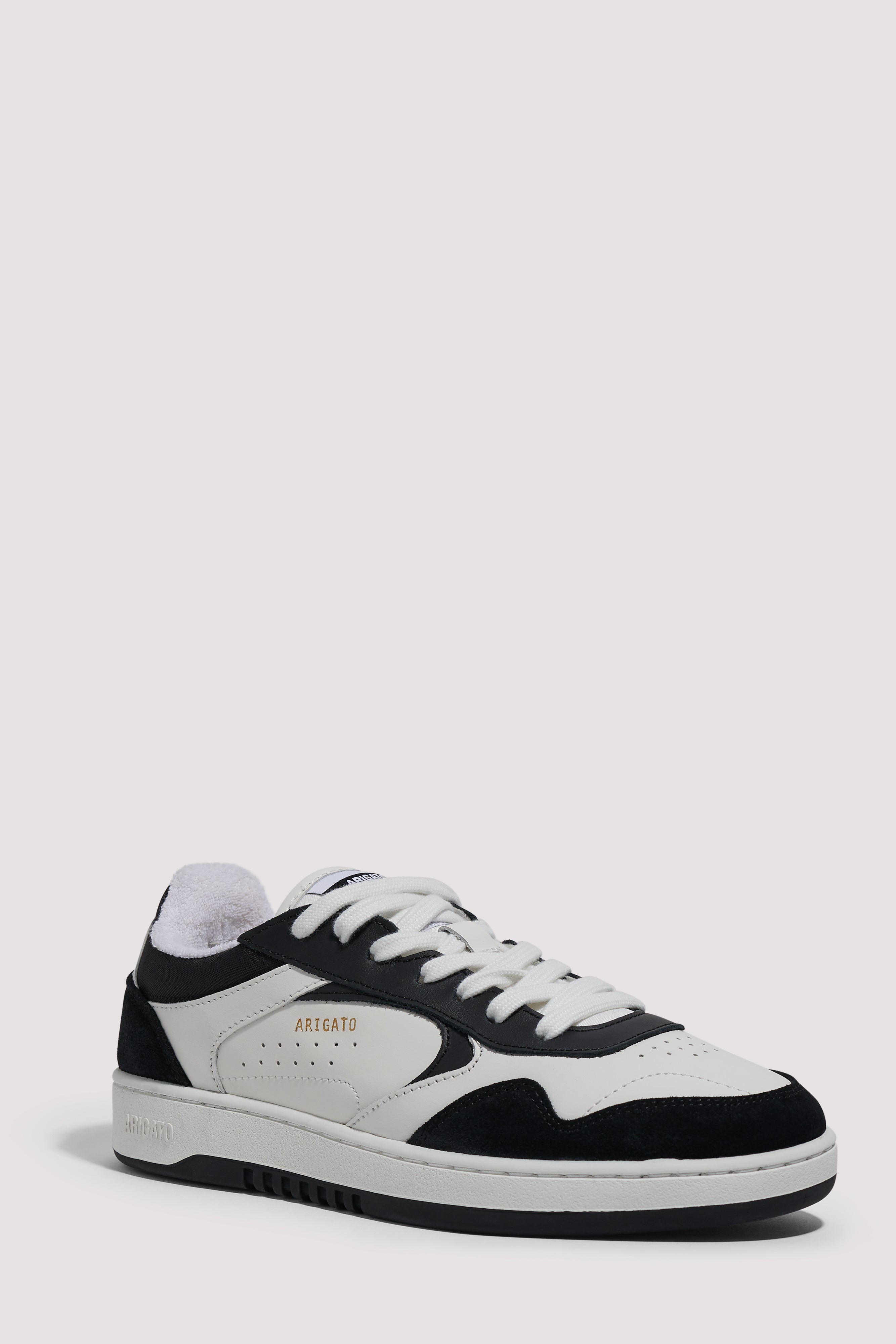 【関税込み】Axel Arigato ホワイト＆ブラック Arlo スニーカー Axel Arigato White and Black Arlo Sneakers - Fabric of Society