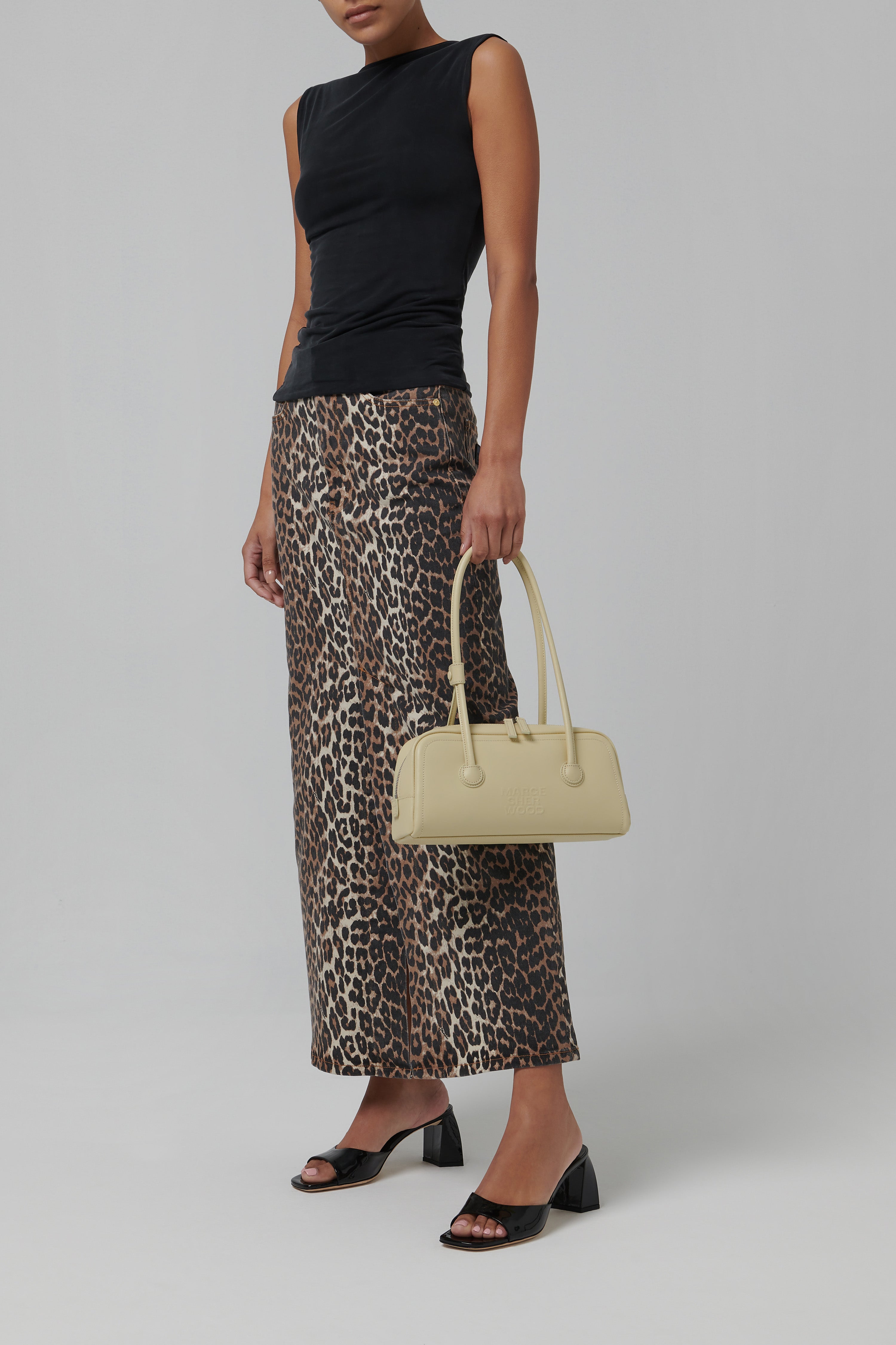 韓国レザーアイテム【MARGE SHERWOOD】SOFT BAGUETTE BAG Marge Sherwood White Soft Baguette Bag - Fabric of Society
