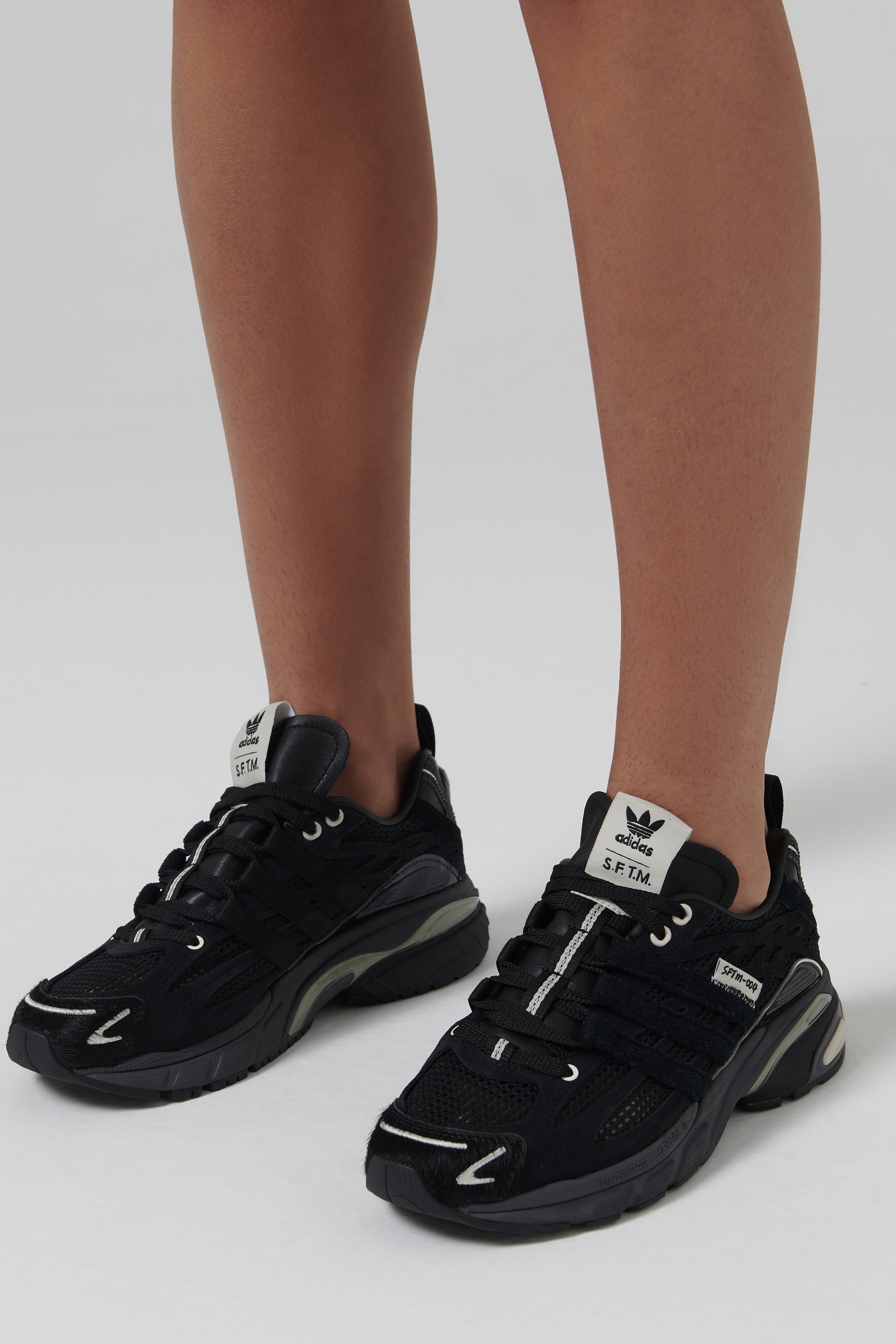 靴 adidas ADISTAR CUSHION SFTM CORE BLACK adidas Black Adistar Cushion SFTM Sneakers