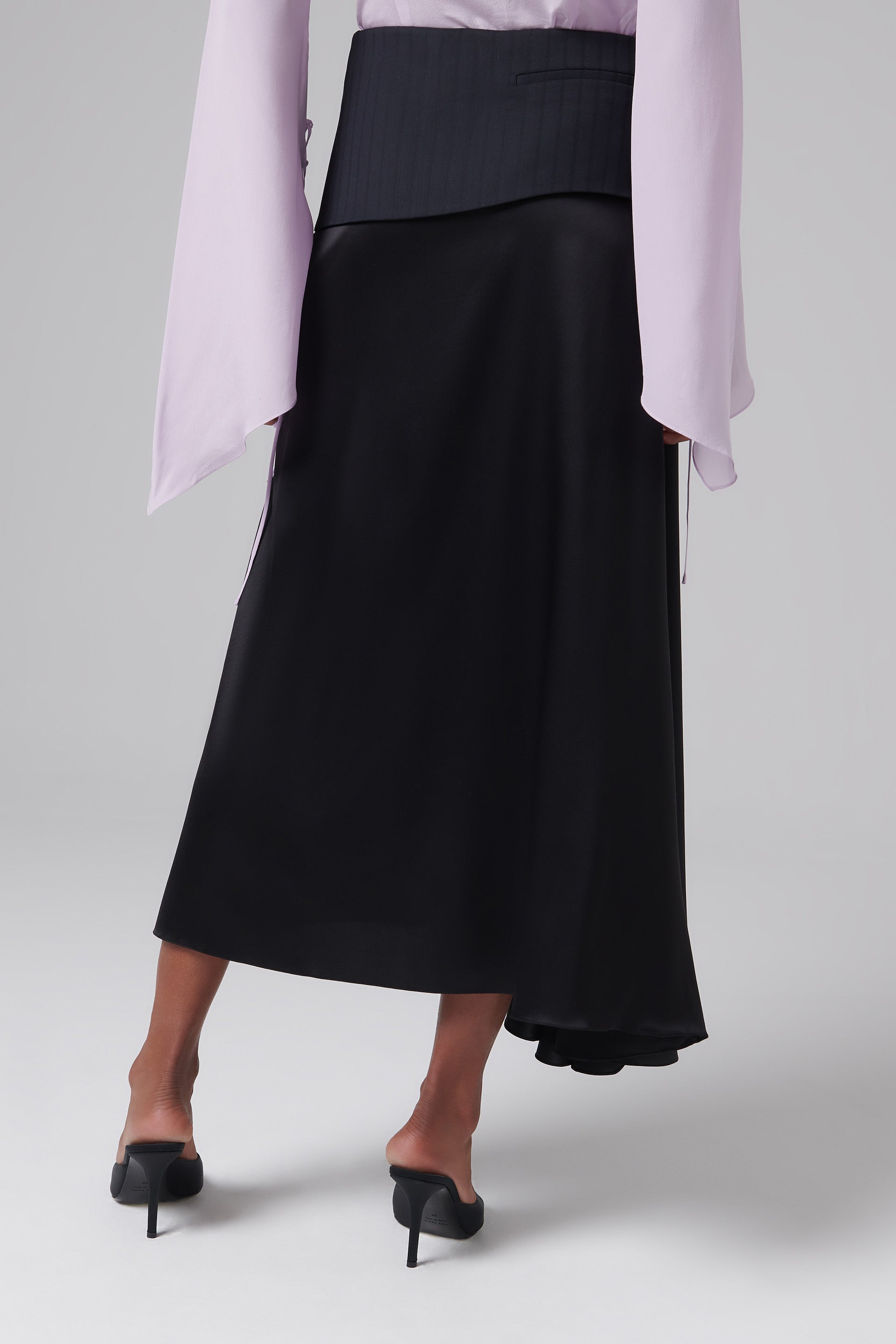 Layered skirt outlet belt